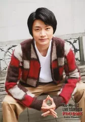 【中古】生写真(ジャニーズ) Kis-My-Ft2/横尾渉/膝上・座り・衣装赤.茶色.白・両手組み/「Kis-My-Ft2 LIVE TOUR 2018 YOU＆ME Extra Yummy!!」オリジナルフォト