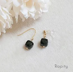 【ノンホールピアス可】14kgf☆天然石ブラックオニキス（キューブ型）ピアス