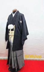 ＜現品限り＞　used　正絹　紋付　羽織・着物　黒地　(刺子生地)　丸に違い鷹の羽　・袴　黒ラメグラデーション　2.75寸　187cm～　3点セット　紋付袴　成人式　卒業式　結婚式　新郎様　仲人　男着物　催事　式典　お祭り　卒業式