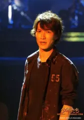 【中古】生写真(ジャニーズ) Snow Man/渡辺翔太/ライブフォト・上半身・衣装黒「55」・体左向き・ライト黄/「少年たち 世界の夢が...戦争を知らない子供達」ステージフォト 第2弾