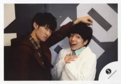 【中古】生写真(ジャニーズ) 関西ジャニーズJr./向井康二・西畑大吾/横型・バストアップ・衣装赤シャツチェック柄・白緑・向井左手壁・西畑両手重ね胸/公式生写真