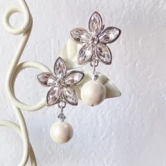 ビジューフラワーとコットンパールのイヤリング