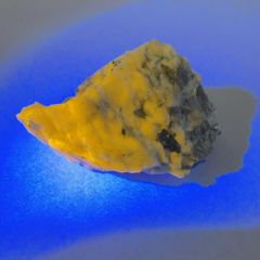 【E30709】  蛍光鉱物 柱石の変種 ヴェルネル石 ウェルネル石 ヴェルネライト ウェルネライト 天然石 原石 鉱物 蛍光