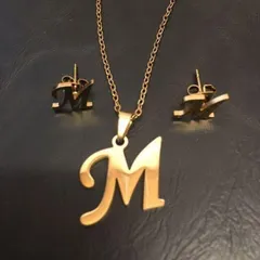 ❤️２点セット❤️イニシャル ピアス M ゴールド アレルギー対応 ステンレス