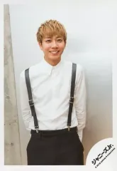 【中古】生写真(ジャニーズ) Travis Japan/中村海人/膝上・衣装白・黒・サスペンダー・両手後ろ・笑顔・背景白/JOHNNYS’ ISLAND STORE オフショット/公式生写真