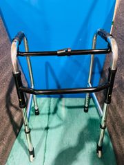 スリムフレームウォーカー　WFS－4968WE3（3インチ固定キャスター＋グライディングブレーキ）　折り畳み歩行器　キャスターモデル　ワンタッチ　コンパクトサイズ 　歩行器　ピックアップ　折り畳み式　歩行補助