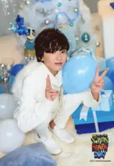 【中古】生写真(ジャニーズ) 関西ジャニーズJr./道枝駿佑/全身・しゃがみ・衣装白・両手ピース・風船/「X’mas SHOW 2017」オリジナルフォト