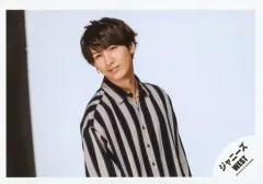 【中古】生写真(ジャニーズ) ジャニーズWEST/藤井流星/横型・上半身・衣装グレー紺・体やや右向き/18初春 コンサートパンフ＆グッズ撮影オフショット/公式生写真