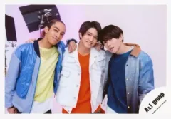 【中古】生写真(ジャニーズ) Aぇ! group/正門良規・末澤誠也・草間リチャード敬太/横型・上半身・肩組み・両手下/「Aぇ! group Zepp LIVE 2020 STARTING NOW 413」グッズオフショット/公式生写真