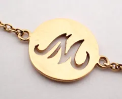 【ほぼ新品】K18YG2.4g ダイヤモンド0.6ct イニシャルトップE♡ ほぼ新品】K18YG2.4g ダイヤモンド0.6ct イニシャルトップE♡