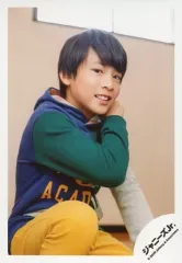 【中古】生写真(ジャニーズ) 関西ジャニーズJr./山中一輝/膝上・座り・衣装黄色・緑・青・右手肩・右向き・歯見せ/「関ジュ 夢の関西アイランド 2020 in 京セラドーム大阪 ～遊びにおいでや!満足 100%～」グッズオフショット/公式生写真