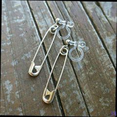 Pair of safety pin earrings (BTS, BIGBANG, Korean fashion)