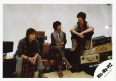 【中古】生写真(ジャニーズ) Kis-My-Ft2/玉森裕太・藤ヶ谷太輔・北山宏光/横型・座り・衣装黒グー・北山両手組み/公式生写真