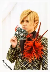【中古】生写真(ジャニーズ) Hey! Say! JUMP/山田涼介/上半身・衣装黒・赤・金・コサージュ・右手仮面・左向き・背景白/16夏 コンサートパンフ＆グッズ撮影/公式生写真