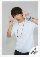 【中古】生写真(ジャニーズ) ジャニーズWEST/藤井流星/上半身・衣装白紺・両手ピース/18初春 コンサートパンフ＆グッズ撮影オフショット/公式生写真