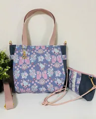 【裁縫ストア・ボヌール】大人かわいい　北欧風　ピンクのキツネ柄　丸底トートバッグ　サイドポケット付き　ポセット　ショルダーバッグ　ショルダーストラップ付き  ハンドメイド/ №500-403