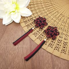 【受注制作】八重菊結びのタッセルピアス・イヤリング（エンジ×黒・ブラック） 和風 中華風 チャイナ 中国結び 飾り結び 紐