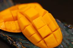 1Kg【2〜3玉】沖縄県産　完熟マンゴー　アップルマンゴー　訳あり　早い者勝ち！　マンゴー　1kg  送料無料　アーウィン種　果物　フルーツ　南国マンゴー　訳あり品
