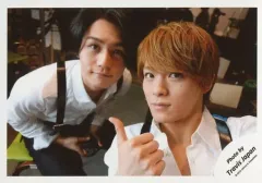 【中古】生写真(ジャニーズ) Travis Japan/松田元太・松倉海斗/横型・上半身・衣装白・黒・松倉右手親指立て・松田座り・前屈み/「Ｊohnnys’ ISLAND セルフィー」/公式生写真(アイランドストア限定)