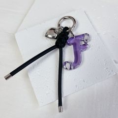 イニシャルキーホルダー　クリアパープル　ソフトレザーコード　ブラック　ぷっくりハートチャーム付き