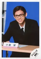 【中古】生写真(ジャニーズ) ジャニーズWEST/小瀧望/上半身・座り・衣装黒・白・スーツ・眼鏡・右手テーブル・背景青/「ジャニーズWEST LIVE TOUR 2019 WESTV!」グッズオフショット/公式生写真