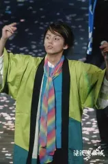 【中古】生写真(ジャニーズ) Kis-My-Ft2/藤ヶ谷太輔/ライブフォト・膝上・衣装黄緑黒・ストールカラフル・両手上げ・左手マイク・目線左・2Lサイズ/滝沢演舞城2007