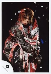 【中古】生写真(ジャニーズ) Kis-My-Ft2/北山宏光/ライブフォト・膝上・衣装混色黒.赤.銀・前屈み・目線左・紙ふぶき/公式生写真