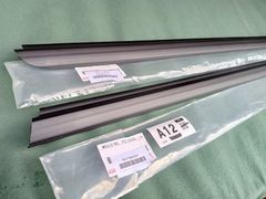 ●新品 トヨタ 200系 ハイエース レジアスエース 純正 フロントドアガラス ベルトモール 水切り 左右セット Front door glass belt molding