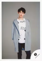 【中古】生写真(ジャニーズ) 関西ジャニーズJr./向井康二/膝上・衣装グレー・ストライプ柄・両手下・目線左・背景グレー/18夏「明日を駆ける 少年たち」グッズ撮影オフショット/公式生写真