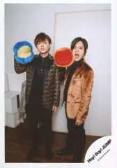 【中古】生写真(ジャニーズ) Hey! Say! JUMP/岡本圭人・薮宏太/全身・衣装黒キャメル・右側岡本・左側藪/「マエヲムケ」PV＆ジャケ写撮影オフショット/公式生写真