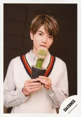 【中古】生写真(ジャニーズ) SixTONES/高地優吾/上半身・衣装白・両手サボテン・口閉じ/「TrackONE -IMPACT-」グッズオフショット/公式生写真