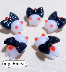 ぐで猫シリーズ　サクラ猫黒1リボン　５匹セット　デコパーツ　レジン　パーツ