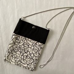 モノトーンバラ柄チェーンスマホショルダーバッグ　携帯ホルダーストラップサコッシュ