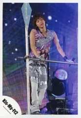 【中古】生写真(ジャニーズ) Kis-My-Ft2/藤ヶ谷太輔/ライブフォト・全身・衣装紫・銀・両手ハンドグローブ・手すり・左手マイク・背景紫/公式生写真