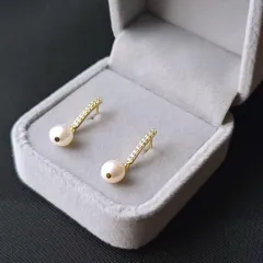 110P【高品質✨】小粒ダイヤ　カーブスティック　一粒　淡水真珠　揺れる　ピアス