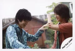 【中古】生写真(ジャニーズ) Hey! Say! JUMP/中島裕翔・岡本圭人/横型・バストアップ・衣装青赤・片手上げ・笑顔/公式生写真