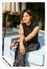 【中古】生写真(ジャニーズ) Hey! Say! JUMP/岡本圭人/膝上・座り・衣装黒・ネックレス・両腕交差・足組み・左向き・椅子・木/16夏 コンサートパンフ＆グッズ撮影/公式生写真