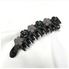 ライトグレイ/パープルのお花チャーム付マットアクリルバナナクリップ