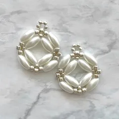 【選べる金具】ナツメ型 樹脂パール サークルモチーフ 大ぶり ピアス イヤリング ホワイト シルバー No.1815