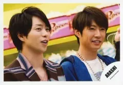 【中古】生写真(ジャニーズ) 嵐/櫻井翔・相葉雅紀/横型・顔アップ・相葉衣装青・櫻井衣装茶・右向き・後ろにポップコーン/公式生写真