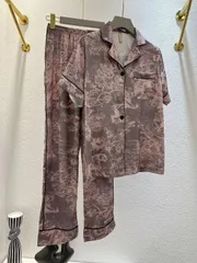 これは DIOR（ディオール）の女用パジャマで、家居服としても最適なものです。原単品質で、人気のネット紅人と同じデザインの 2 ピースセットです。長袖と長パンツの組み合わせで、快適な着用感を提供します。 -MM輸入1