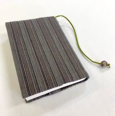 着物リメイク 布ブックカバー 縦縞 文庫本サイズ 陶器ビーズしおり付き ハンドメイド