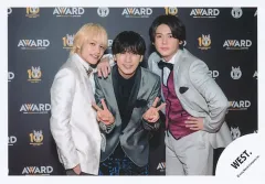 【中古】生写真(STARTO) WEST./中間淳太・藤井流星・小瀧望/横型・膝上/「WEST. 10th Anniversary LIVE TOUR AWARD」グッズオフショット/公式生写真