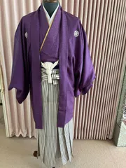 貸衣装処分品男性　正絹 紫あられ5号　袴2尺3寸縦じまシルバー黒　羽織紐　紐２本　男性用帯１本