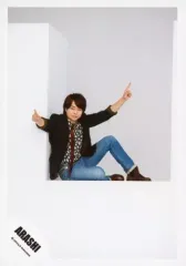 【中古】生写真(ジャニーズ) 嵐/櫻井翔/全身・座り・衣装黒・白・ネクタイ赤・両手人差し指立て上げ・左膝曲げ・体右向き・目線左・背景白/「Are You Happy?」ジャケ写撮影＆「Don’t You Get It」PV撮影/公式生写真