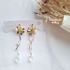 ゴールドフラワーパール × 螺旋 華奢 上品 ピアス/イヤリング