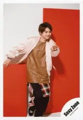 【中古】生写真(ジャニーズ) Sexy Zone/佐藤勝利/膝上・衣装ピンク・茶色・右向き・左手上げ・口閉じ・背景白赤/「Sexy Zone LIVE TOUR 2019 PAGES」グッズオフショット/公式生写真 