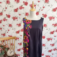 フラワープリントワンピース ノースリーブ サイド花柄デザイン　 コットン混 ロング丈 Aライン カラフル ボタニカル モード シック  アートプリント 上品 大人フェミニン レディース