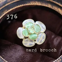 オパール調フラワーブローチ　ツバキ お花 ヴィンテージ調 ナチュラル アンティーク調 シンプル 新品未使用 NerD