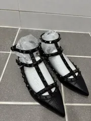 ♡Valentino•スタッズ付きフラットシューズ•黒とベージュ 2025年最新】VALENTINO レディース フラットシューズ・バレエ